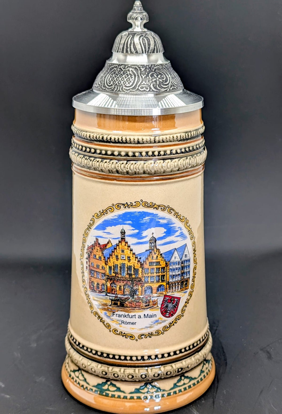 Traditionelle Deutsche Bierkrüge mit Zinndeckel