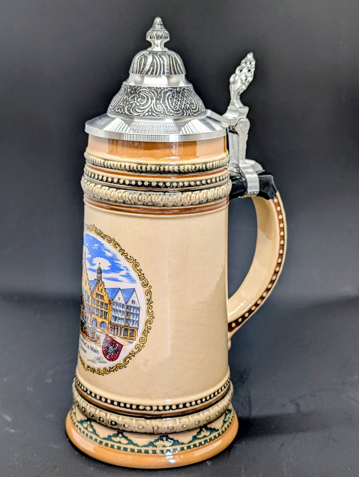 Traditionelle Deutsche Bierkrüge mit Zinndeckel