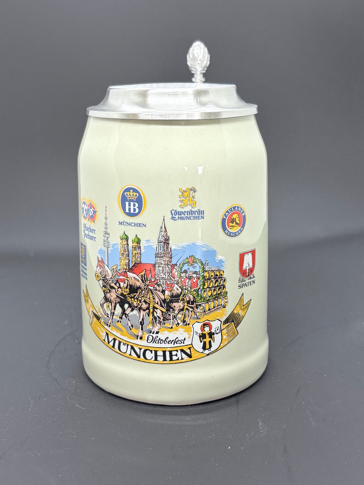 Traditionelle Deutsche Bierkrüge mit Zinndeckel