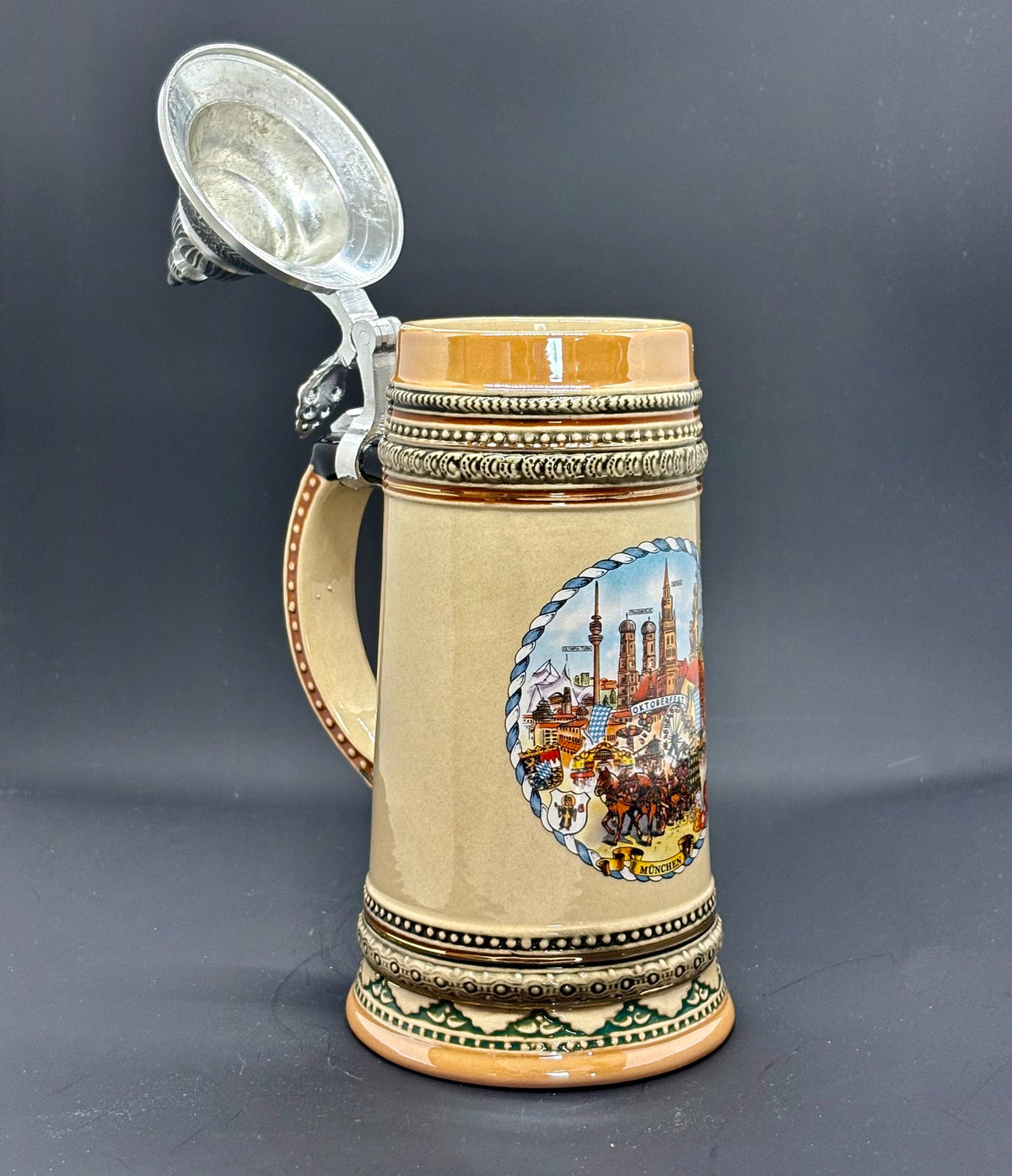 Traditionelle Deutsche Bierkrüge mit Zinndeckel