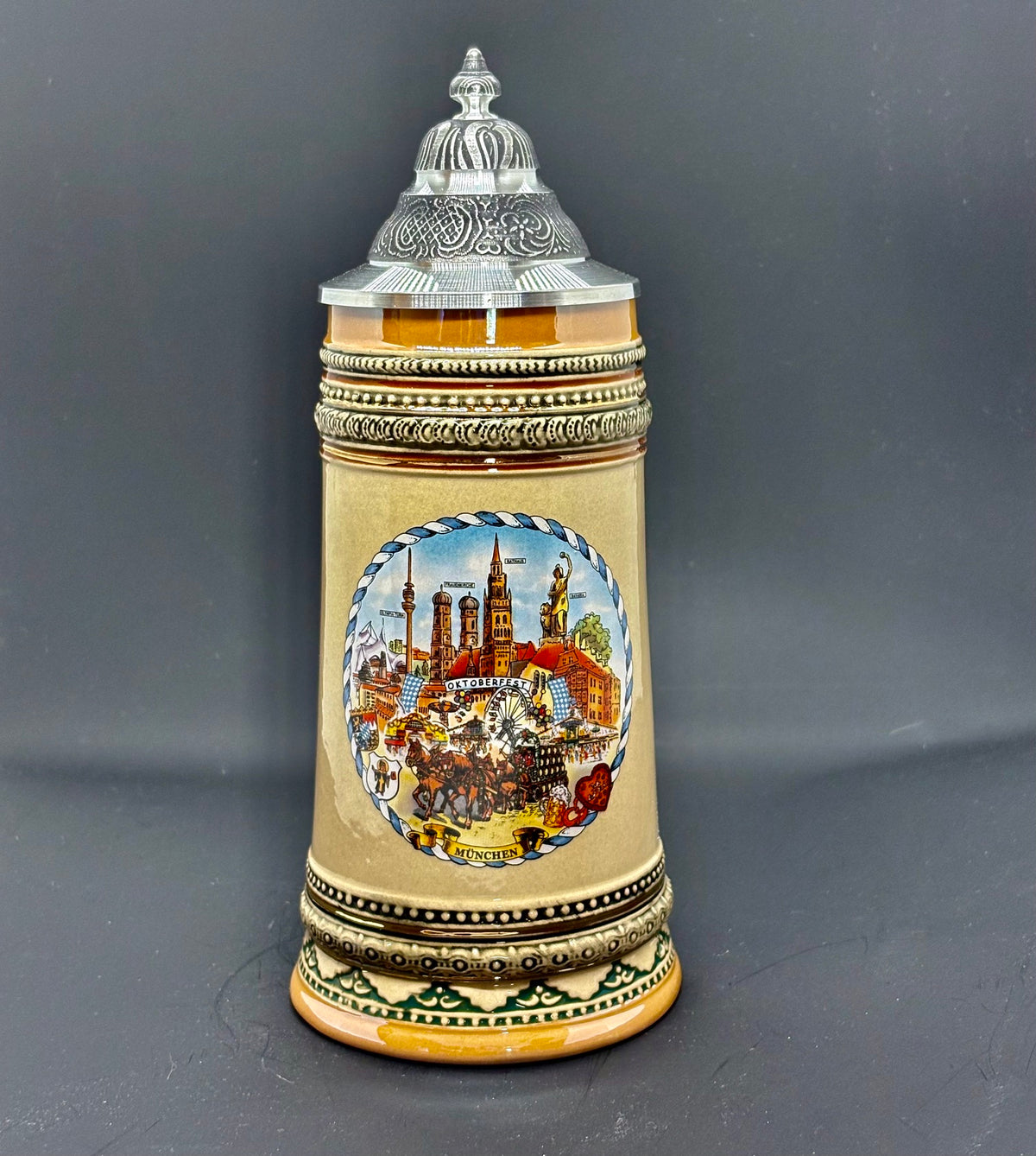 Traditionelle Deutsche Bierkrüge mit Zinndeckel