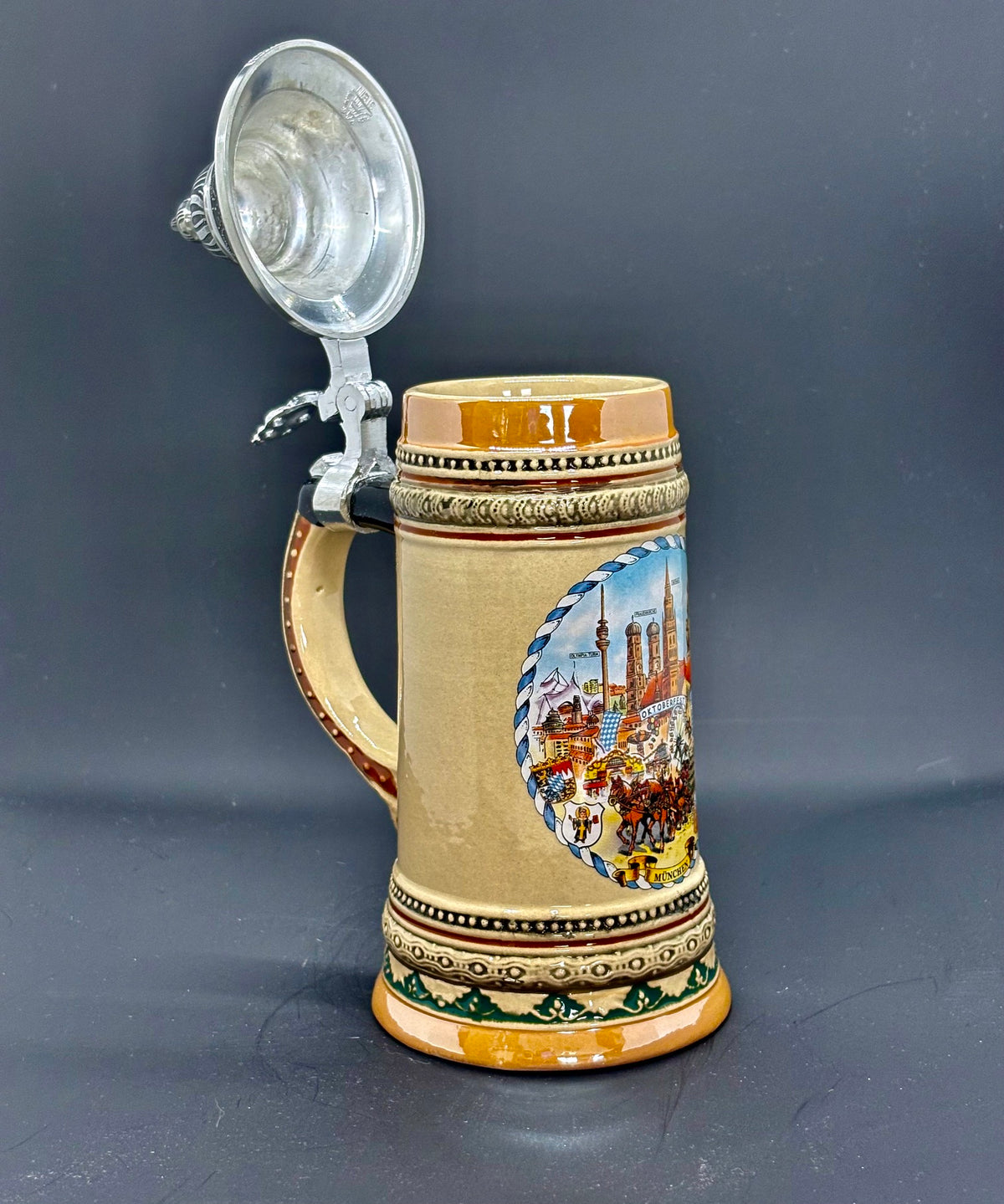 Traditionelle Deutsche Bierkrüge mit Zinndeckel