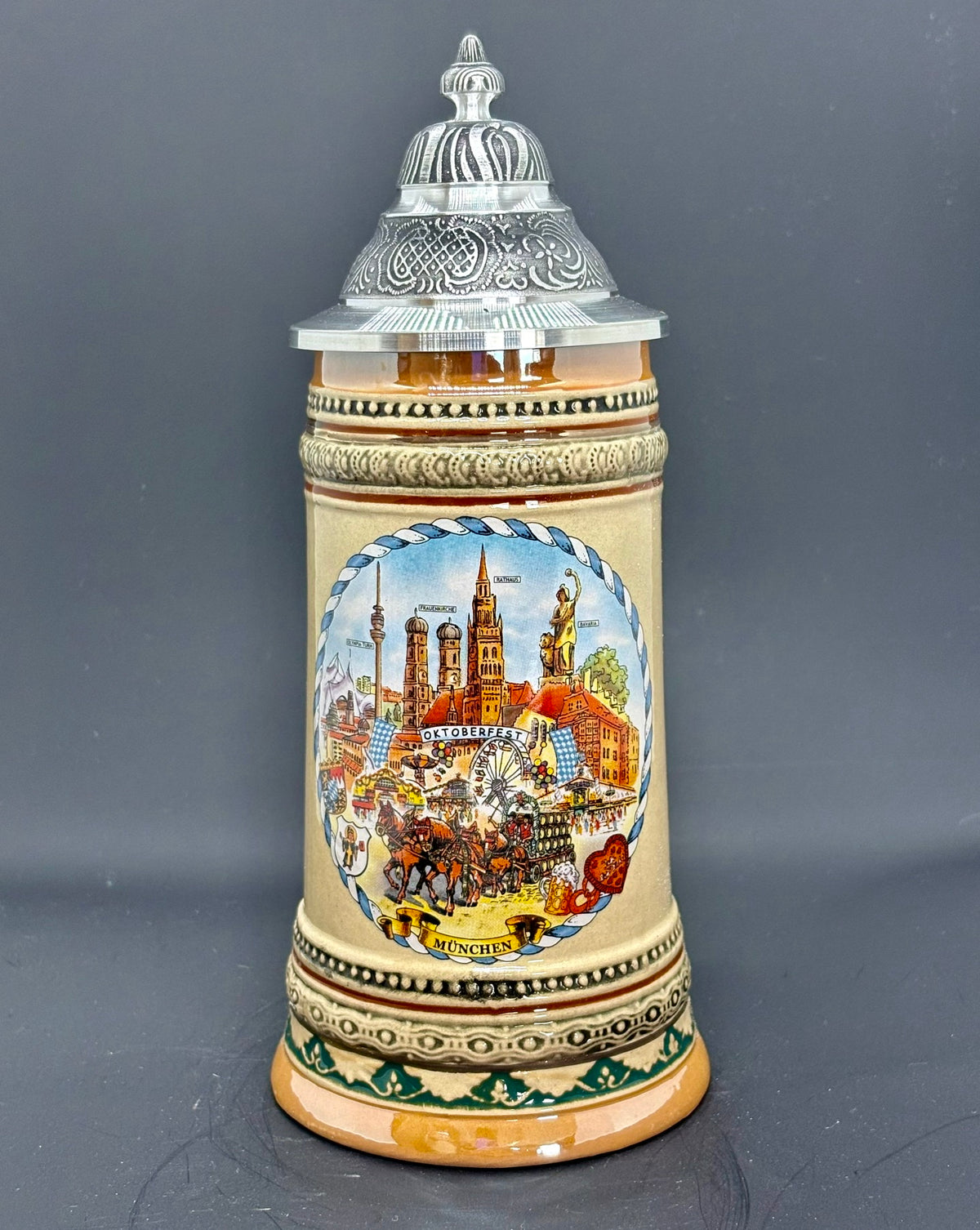 Traditionelle Deutsche Bierkrüge mit Zinndeckel