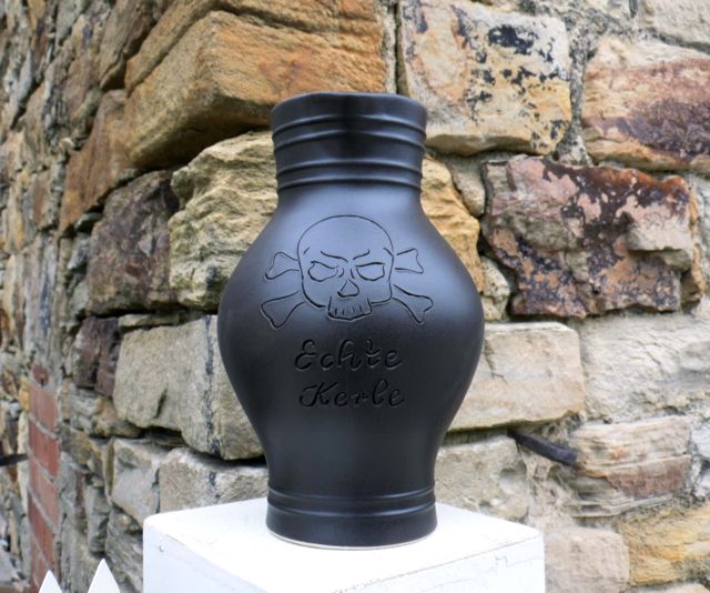 Echte Kerle Bembel mit Totenkopf