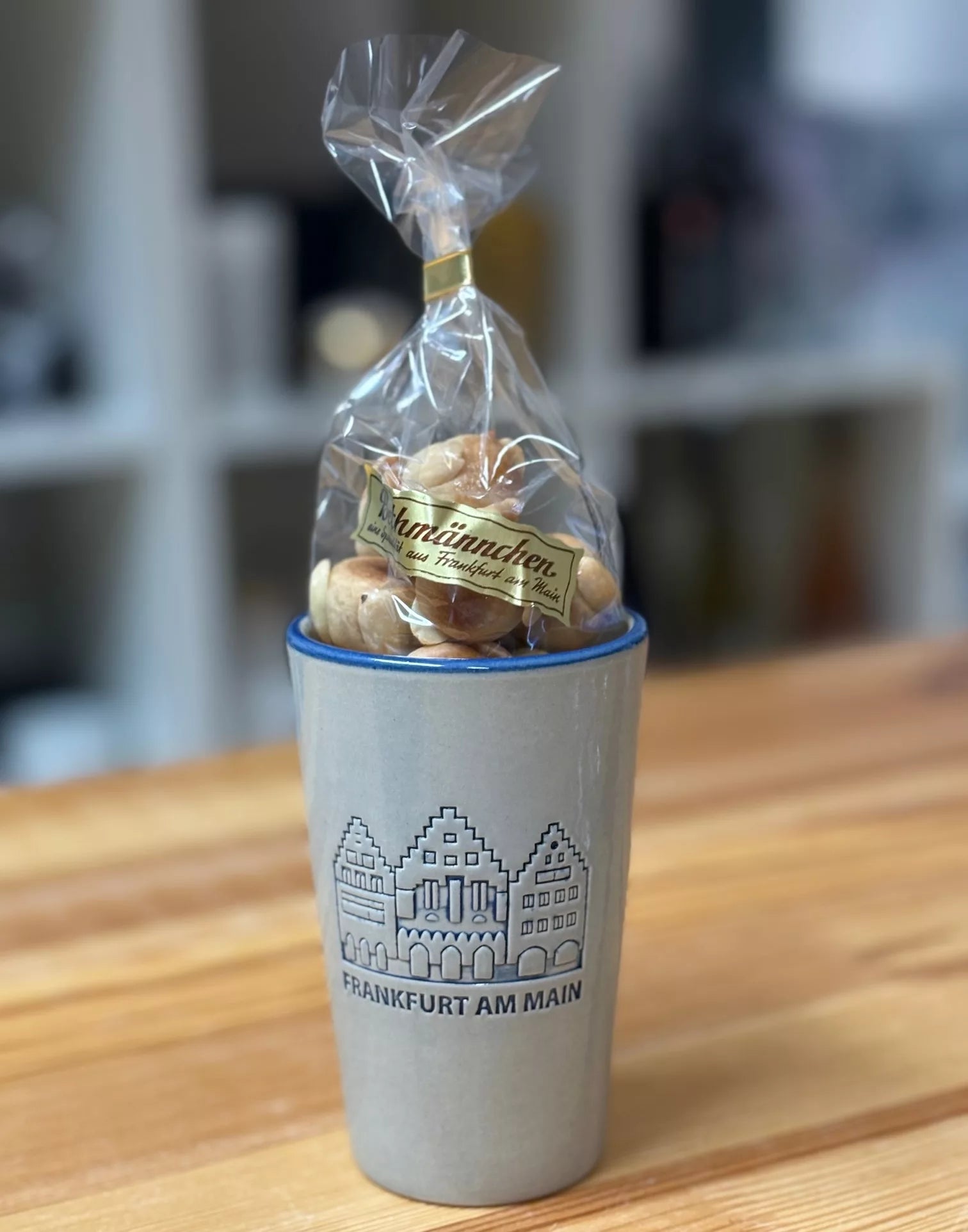 Frankfurter Römerbecher gefüllt mit Bethmännchen