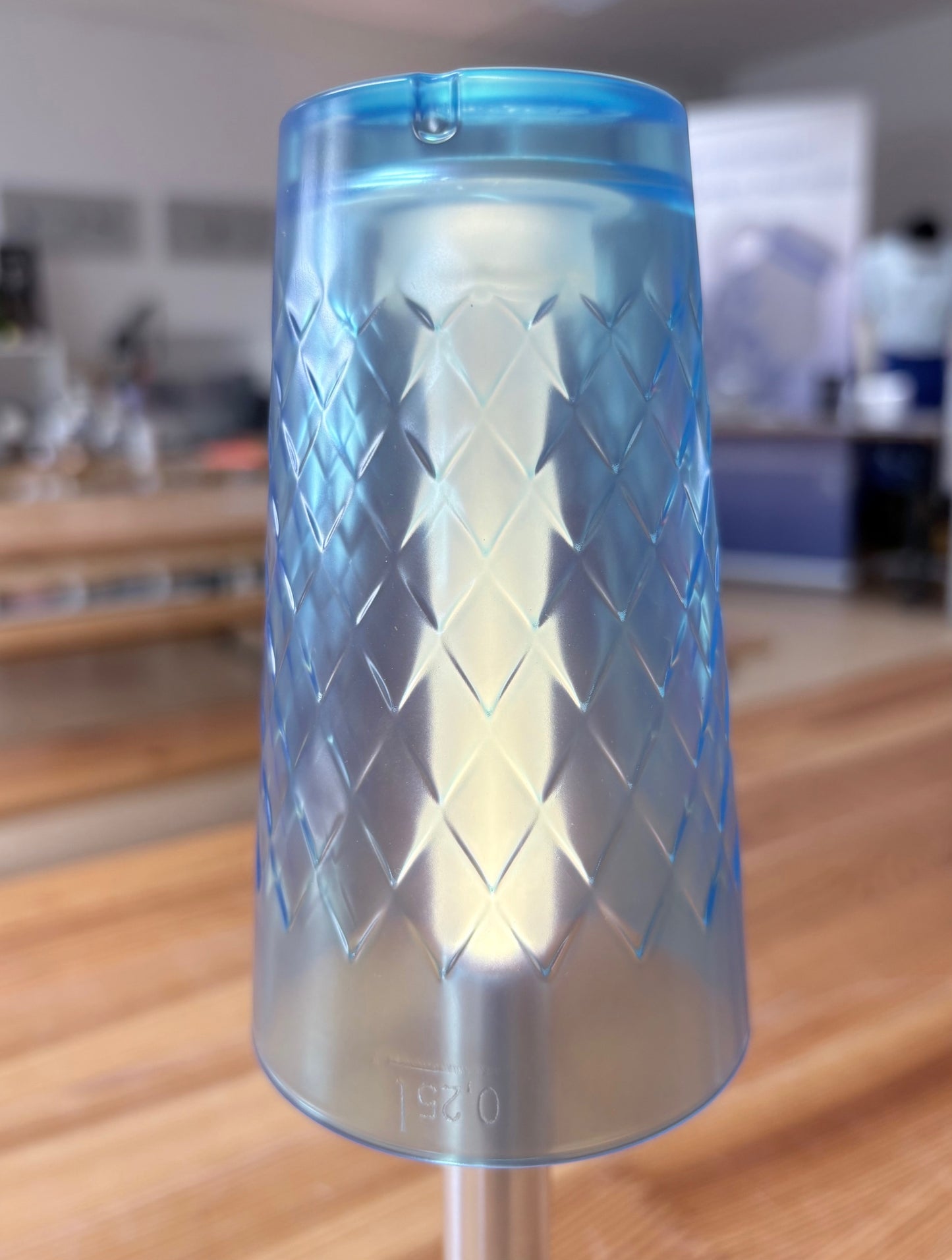 Frankfurter Lampe mit Neon Gerippten