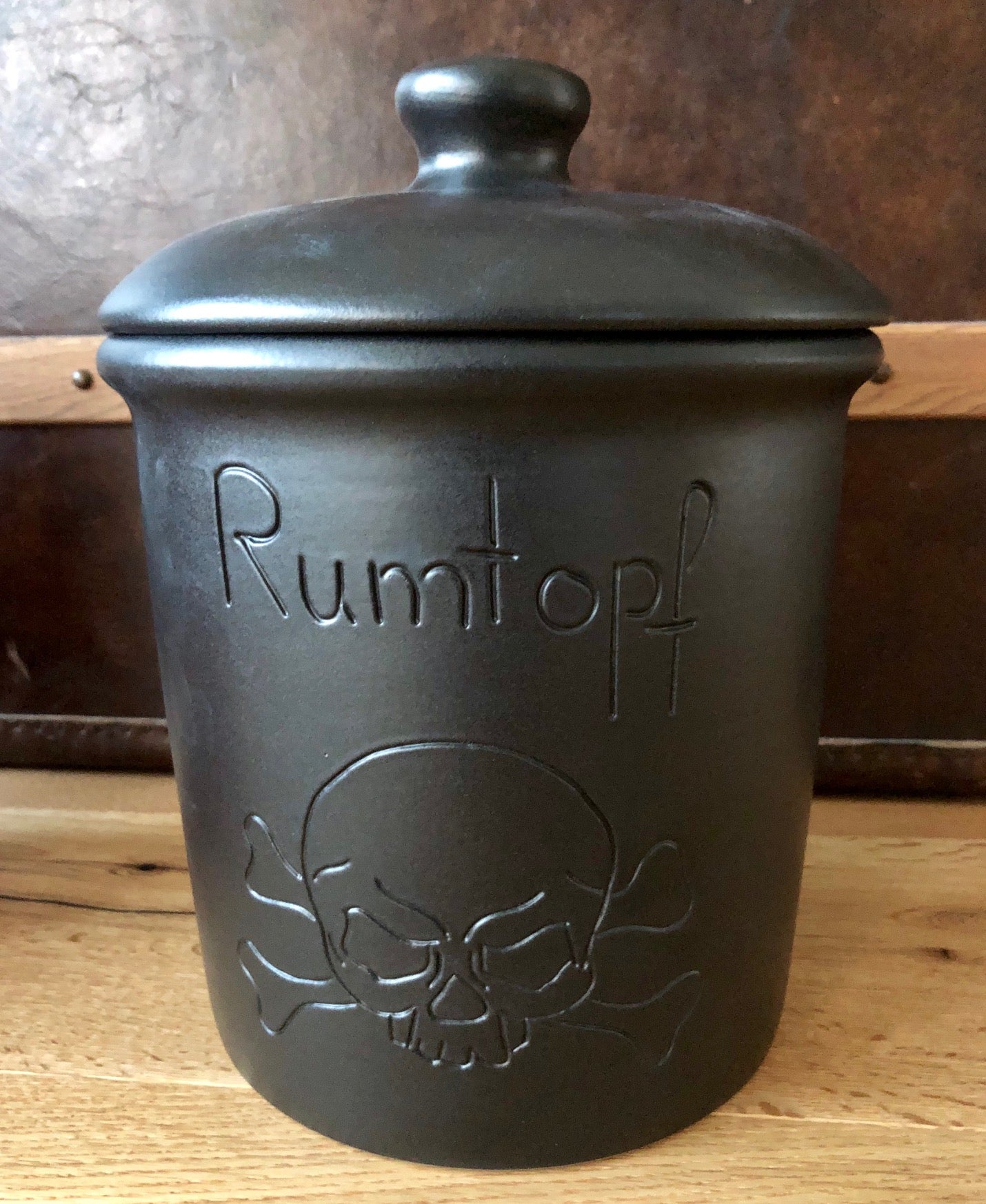 Schwarzer 5 Liter Rumtopf mit Totenkopf